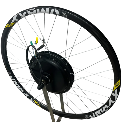 Roda dianteira com motor de cubo 1000W 48V montado em aro Vzan, com raios e cabos de conexão.